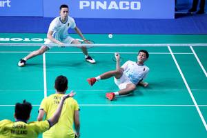 Fajar Alfian/Muhammad Rian Ardianto (Indonesia) jatuh bangun menghadang serangan.