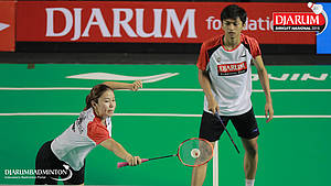 Ivan Adi Cahyono/Salli Lin (PB Djarum Kudus) menyambut pengembalian.