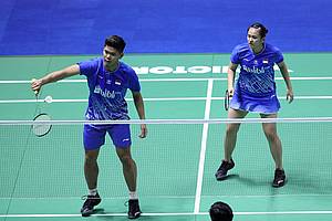 Praveen Jordan/Melati Daeva Oktavianti (Indonesia) mengembalikan shuttlecock.