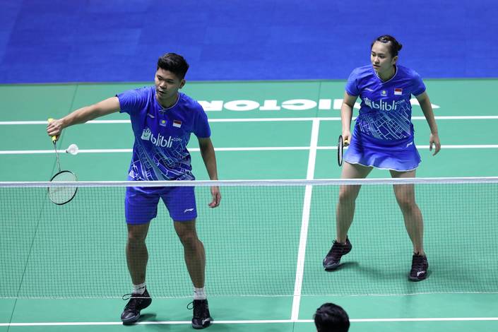 Praveen Jordan/Melati Daeva Oktavianti (Indonesia) mengembalikan shuttlecock. Praveen Jordan/Melati Daeva Oktavianti (Indonesia) mengembalikan shuttlecock.