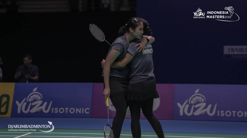 Della Destiara Haris/Rizki Amelia Pradipta (Indonesia) berpelukan usai bertanding. Della Destiara Haris/Rizki Amelia Pradipta (Indonesia) berpelukan usai bertanding.