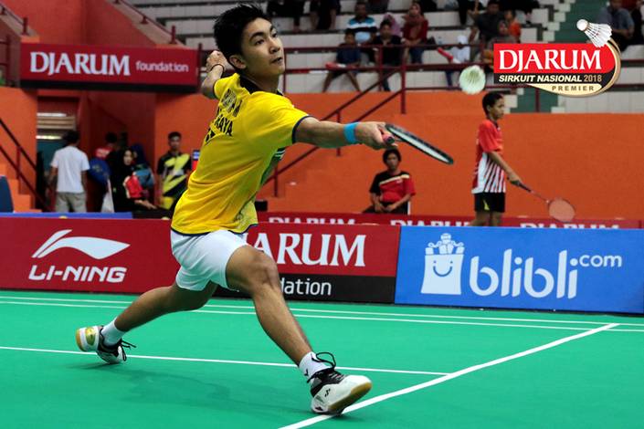 Muhammad Febriansyah (PB Jaya Raya) mengembalikan shuttlecock.