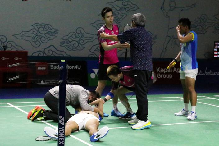 Yeremia Erich Yoche Yacob Rambitan mengalami cedera di laga perempat final Indonesia Open 2022 (Djarum Badminton) Yeremia Erich Yoche Yacob Rambitan mengalami cedera di laga perempat final Indonesia Open 2022 (Djarum Badminton)