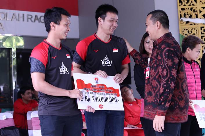 Menpora, Imam Nahrawi (kanan) memberikan apresiasi kepada Hendra Setiawan/Mohammad Ahsan. Menpora, Imam Nahrawi (kanan) memberikan apresiasi kepada Hendra Setiawan/Mohammad Ahsan.