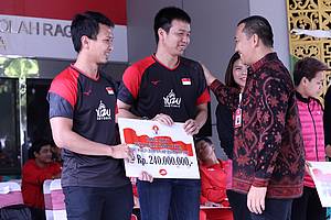 Menpora, Imam Nahrawi (kanan) memberikan apresiasi kepada Hendra Setiawan/Mohammad Ahsan.