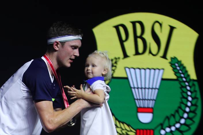 Viktor Axelsen & Vega (Djarum Badminton) Viktor Axelsen & Vega (Djarum Badminton)