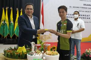 Kevin Sanjaya Sukamuljo (kanan) bersama Ketua Umum PP PBSI, Agung Firman Sampurna.