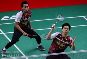 Ganda putra Indonesia, Hendra Setiawan/Mohammad Ahsan bersiap menyambut pengembalian. (Copyright: Badmintonphoto | Courtesy of BWF)