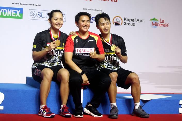 Akbar Bintang Cahyono/Marsheilla Gischa Islami bersama pelatih Vita Marissa (Djarum Badminton) Akbar Bintang Cahyono/Marsheilla Gischa Islami bersama pelatih Vita Marissa (Djarum Badminton)