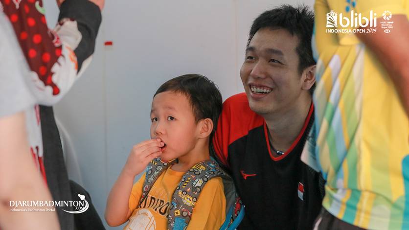 Hendra Setiawan bersama putranya.