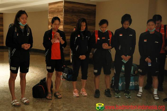Tim putri Indonesia berdoa sebelum bertanding. Tim putri Indonesia berdoa sebelum bertanding.