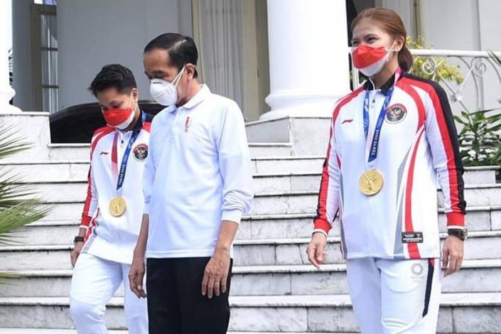 Apriyani Rahayu, Presiden Joko Widodo, & Greysia Polii (Foto: Lukas - BPMI Setpres) Apriyani Rahayu, Presiden Joko Widodo, & Greysia Polii (Foto: Lukas - BPMI Setpres)