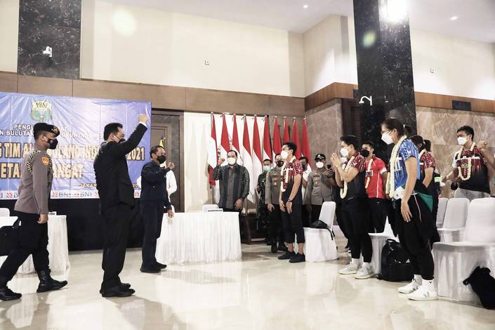 Sekretaris Jenderal PP PBSI, Listyo Sigit Prabowo (dua dari kiri) bersama Menteri Pemuda dan Olahraga RI, Zainudin Amali saat menyambut tim bulutangkis Indonesia. (Foto: PP PBSI) Sekretaris Jenderal PP PBSI, Listyo Sigit Prabowo (dua dari kiri) bersama Menteri Pemuda dan Olahraga RI, Zainudin Amali saat menyambut tim bulutangkis Indonesia. (Foto: PP PBSI)