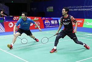 Hendra Setiawan/Mohammad Ahsan (Indonesia) saat menjajal lapangan pertandingan di Guangxi Sports Center, Nanning, Tiongkok, Jumat (17/5).