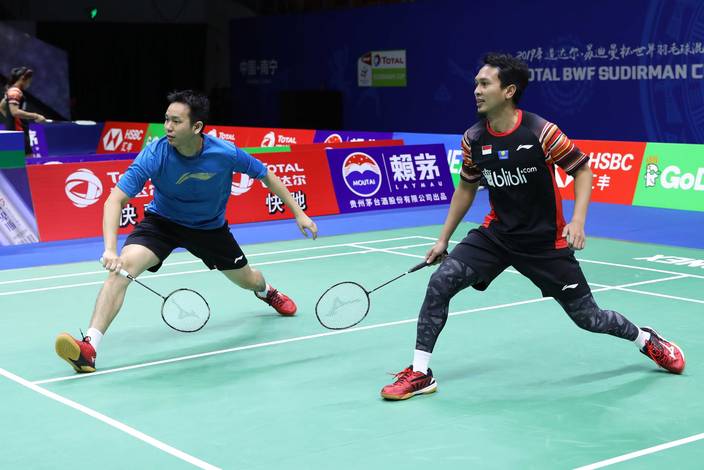 Hendra Setiawan/Mohammad Ahsan (Indonesia) saat menjajal lapangan pertandingan di Guangxi Sports Center, Nanning, Tiongkok, Jumat (17/5). Hendra Setiawan/Mohammad Ahsan (Indonesia) saat menjajal lapangan pertandingan di Guangxi Sports Center, Nanning, Tiongkok, Jumat (17/5).