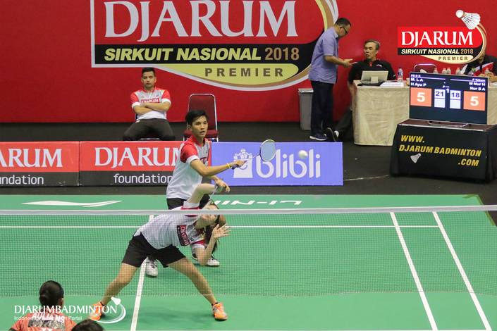 Muhammad Lucky Andres Apriyanda/Helena Ayu Puspitasari (PB Djarum Kudus) mengembalikan shuttlecock.
