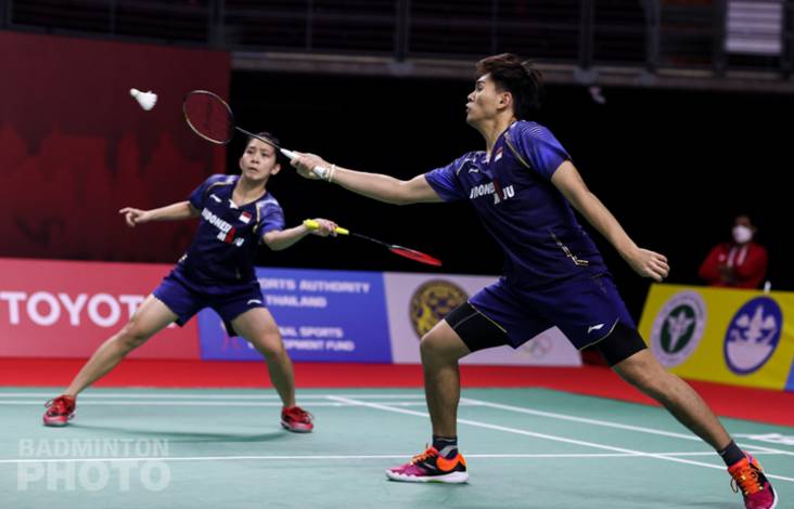 Ganda campuran Indonesia, Adnan Maulana/Mychelle Crhystine Bandaso mengembalikan shuttlecock. (Copyright: Badmintonphoto | Courtesy of BWF) Ganda campuran Indonesia, Adnan Maulana/Mychelle Crhystine Bandaso mengembalikan shuttlecock. (Copyright: Badmintonphoto | Courtesy of BWF)