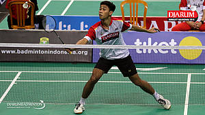 Muhammad Aldo Apriyandi (PB Djarum Kudus) mengembalikan shuttlecock.