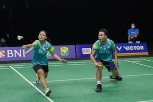 Rinov Rivaldy/Pitha Haningtyas Mentari (Indonesia) mengembalikan shuttlecock. (Foto: PP PBSI)