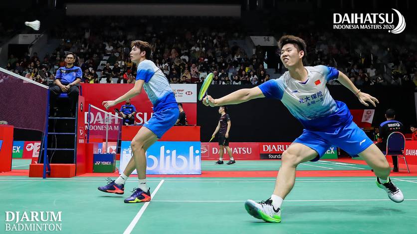 Li Jun Hui/Liu Yu Chen (Tiongkok) mengembalikan shuttlecock. Li Jun Hui/Liu Yu Chen (Tiongkok) mengembalikan shuttlecock.