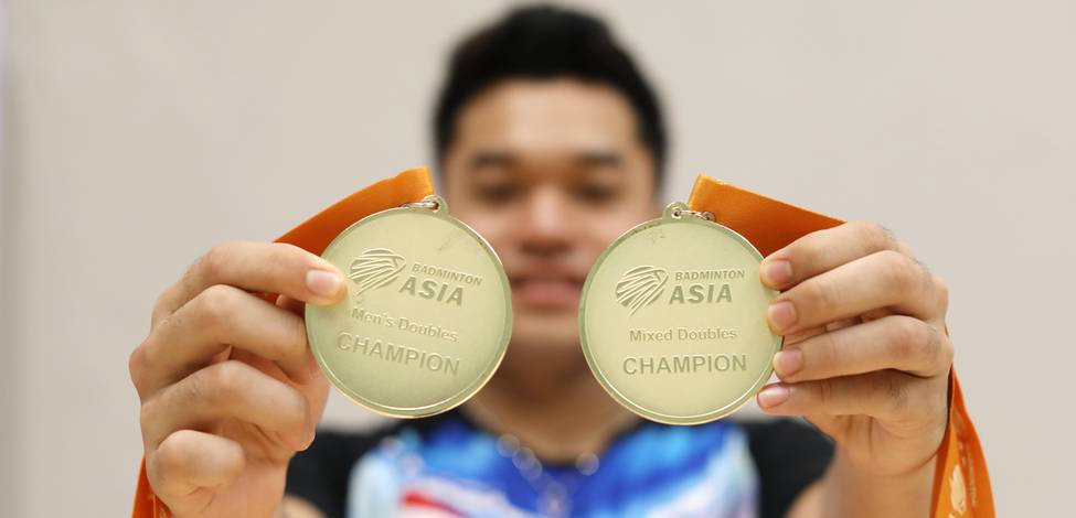 Leo Rolly Carnando bersama dua medali emas ganda campuran dan ganda putra Asia Junior Championships 2019. Leo Rolly Carnando bersama dua medali emas ganda campuran dan ganda putra Asia Junior Championships 2019.
