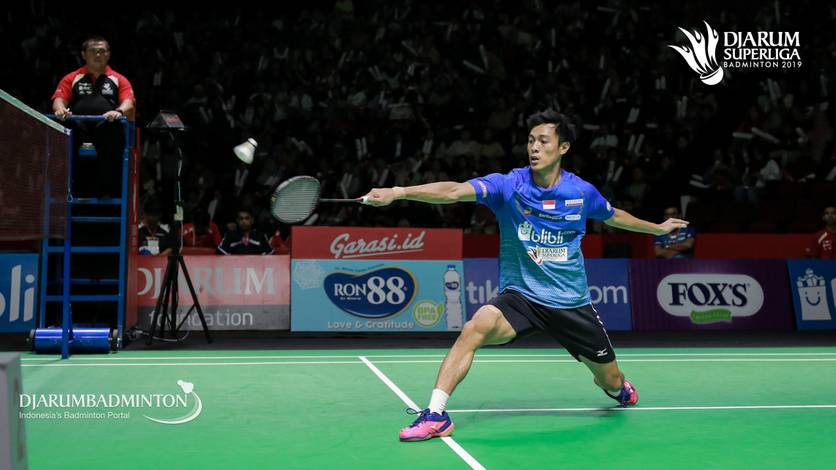 Shesar Hiren Rhustavito (Indonesia) mengembalikan shuttlecock. Shesar Hiren Rhustavito (Indonesia) mengembalikan shuttlecock.