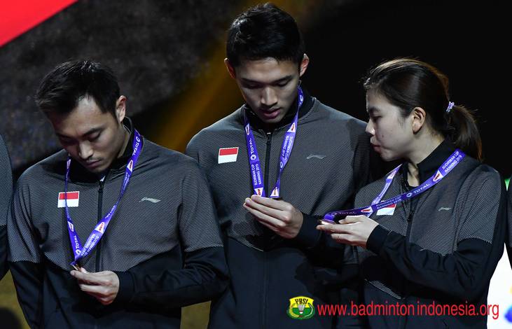 (dari kiri): Hafiz Faizal, Jonatan Christie dan Greysia Polii saat berada di podium Piala Sudirman 2019. (Foto: PP PBSI) (dari kiri): Hafiz Faizal, Jonatan Christie dan Greysia Polii saat berada di podium Piala Sudirman 2019. (Foto: PP PBSI)