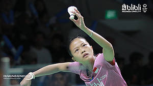 Fitriani (Indonesia) bersiap melepaskan serve.