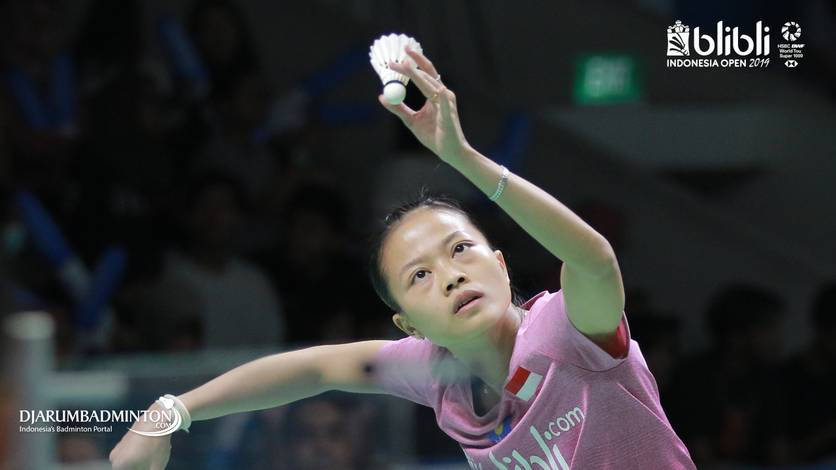 Fitriani (Indonesia) bersiap melepaskan serve. Fitriani (Indonesia) bersiap melepaskan serve.