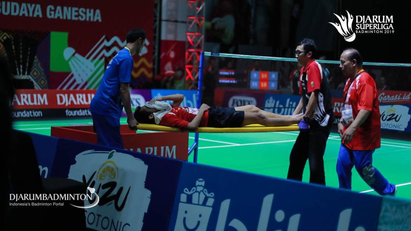 Wisnu Yuli Prasetyo (Berkat Abadi) ditandu keluar lapangan usai mengalami cedera pada kaki kanannya. Wisnu Yuli Prasetyo (Berkat Abadi) ditandu keluar lapangan usai mengalami cedera pada kaki kanannya.