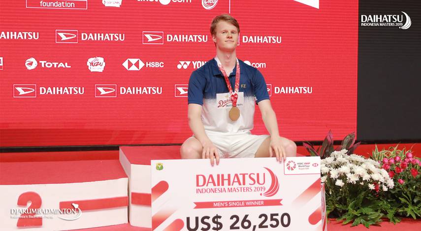 Anders Antonsen keluar sebagai juara tunggal putra Daihatsu Indonesia Masters 2019 BWF World Tour Super 500. Anders Antonsen keluar sebagai juara tunggal putra Daihatsu Indonesia Masters 2019 BWF World Tour Super 500.