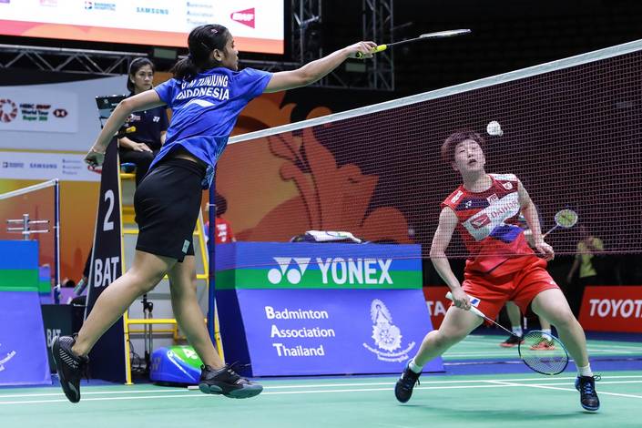 Gregoria Mariska Tunjung (Indonesia) menyambar pengembalian tanggung. Gregoria Mariska Tunjung (Indonesia) menyambar pengembalian tanggung.