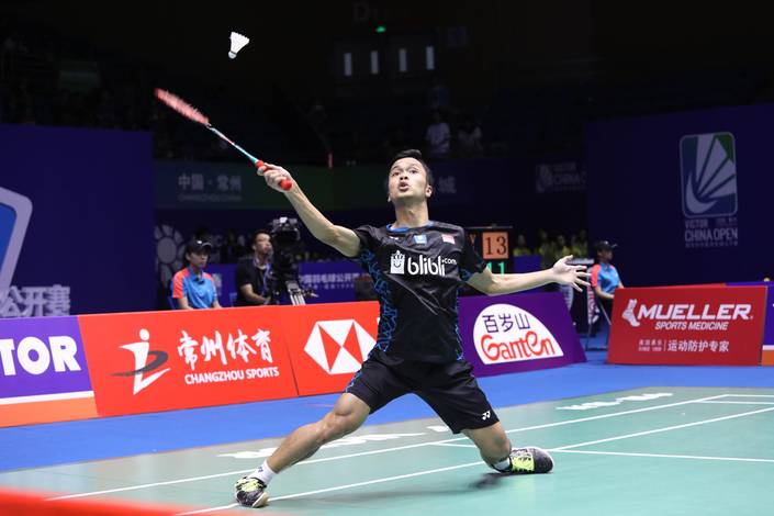 Anthony Sinisuka Ginting mengembalikan shuttlecock.