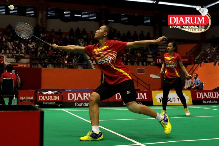 Dian Fitriani/Nadya Melati (Pertamina Fastron) mengembalikan shuttlecock. Dian Fitriani/Nadya Melati (Pertamina Fastron) mengembalikan shuttlecock.