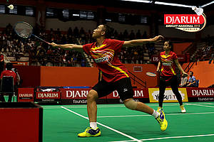 Dian Fitriani/Nadya Melati (Pertamina Fastron) mengembalikan shuttlecock.