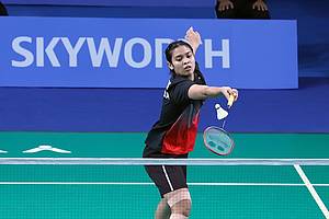 Gregoria Mariska Tunjung (Indonesia) mengembalikan shuttlecock.