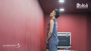 Kento Momota (Jepang) saat bersiap sebelum bertanding.