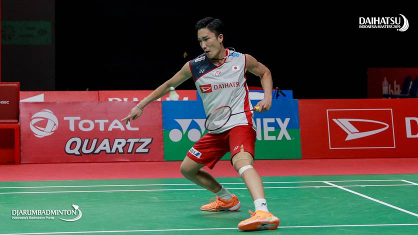 Tunggal putra Jepang nomor satu dunia, Kento Momota menghadang serangan. Tunggal putra Jepang nomor satu dunia, Kento Momota menghadang serangan.