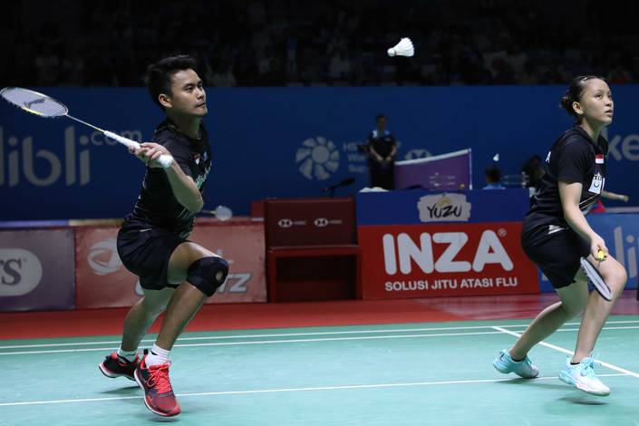 Tontowi Ahmad/Winny Oktavina Kandow (Indonesia) bersiap menyambut pengembalian.