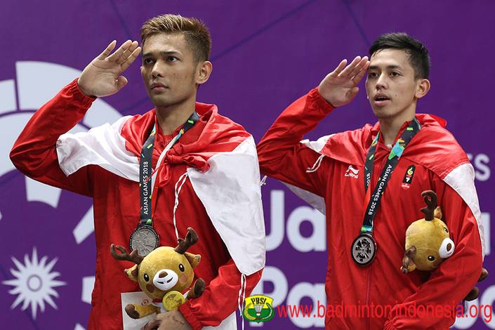 Fajar Alfian/Muhammad Rian Ardianto memberikan penghormatan kepada bendera Merah Putih. Fajar Alfian/Muhammad Rian Ardianto memberikan penghormatan kepada bendera Merah Putih.