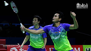 Tontowi Ahmad/Liliyana Natsir mengembalikan shuttlecock.