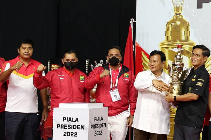 Basri Yusuf menerima Piala Presiden 2022 dari Prabowo Subianto (Djarum Badminton) Basri Yusuf menerima Piala Presiden 2022 dari Prabowo Subianto (Djarum Badminton)