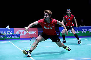 Greysia Polii/Apriyani Rahayu (Indonesia) menyambut pengembalian.