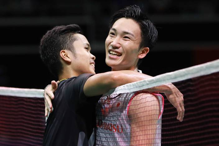 Anthony Sinisuka Ginting (left) hugs Kento Momota (Japan) after a match. (PIC: PBSI)