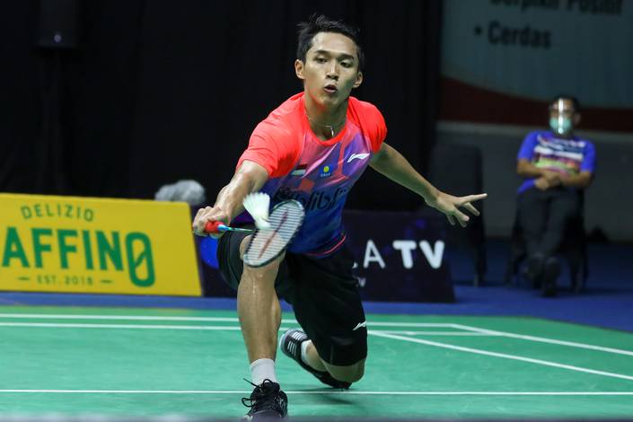 Jonatan Christie mengembalikan shuttlecock. Jonatan Christie mengembalikan shuttlecock.