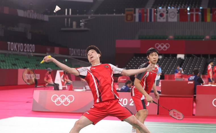 Kevin Sanjaya Sukamuljo/Marcus Fernaldi Gideon (Indonesia) bersiap memyambut pengembalian. (Foto: BADMINTONPHOTO - Yves Lacroix)