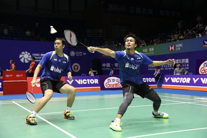 Hendra Setiawan/Mohammad Ahsan mengembalikan shuttlecock.