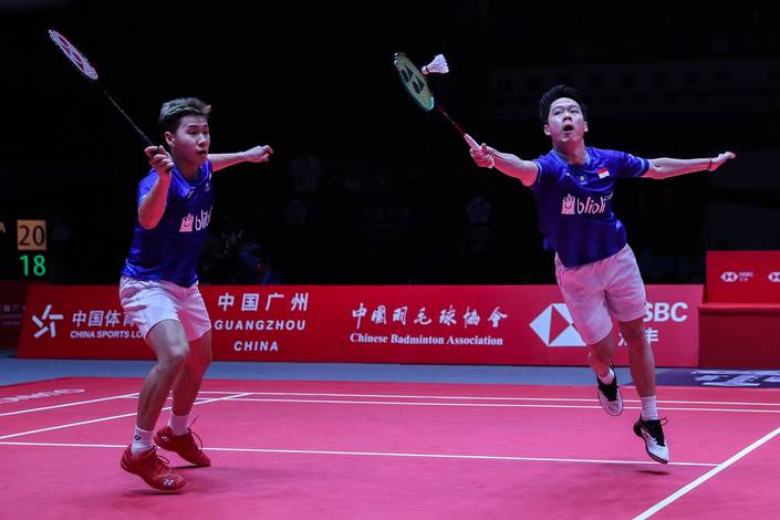 Kevin Sanjaya Sukamuljo/Marcus Fernaldi Gideon (Indonesia) menghadang pengembalian.