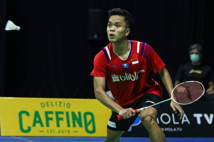 Anthony Sinisuka Ginting bersiap menghadang pengembalian. Anthony Sinisuka Ginting bersiap menghadang pengembalian.