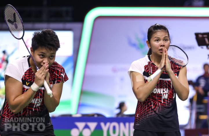 Ganda putri andalan Indonesia, Greysia Polii/Apriyani Rahayu memberikan salam penghormatan usai bertanding. (Copyright: Badmintonphoto | Courtesy of BWF) Ganda putri andalan Indonesia, Greysia Polii/Apriyani Rahayu memberikan salam penghormatan usai bertanding. (Copyright: Badmintonphoto | Courtesy of BWF)